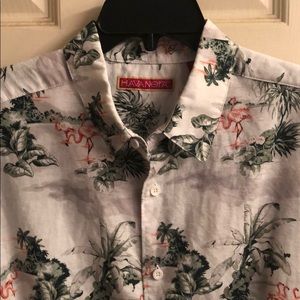 Men’s cotton/linen short sleeve shirt.